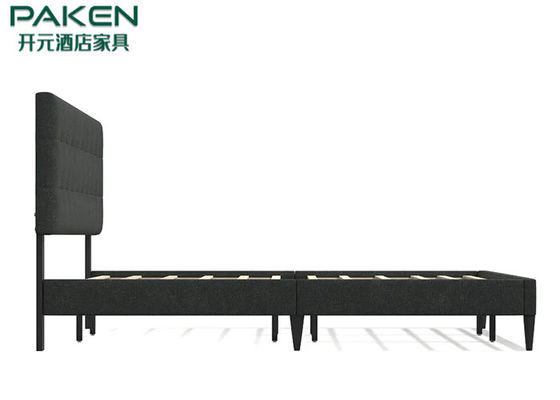 Letto di piattaforma ricoperto trapuntato di basso profilo con le gambe di legno solide della testata trapuntate fermaglio